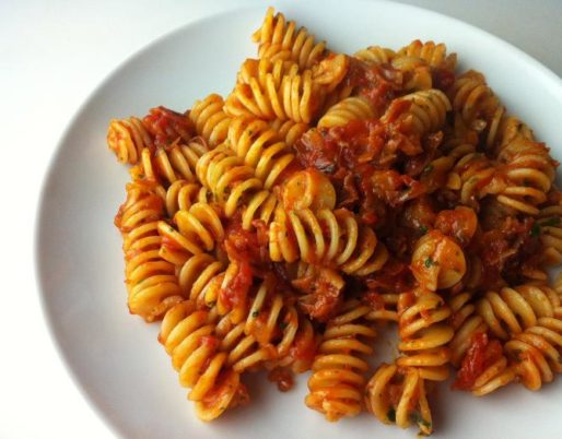 Fusilloni al pomodoro e prosciutto crudo