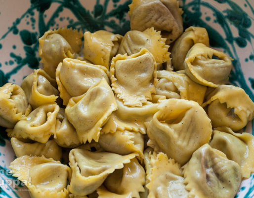 Tortelloni al radicchio e ricotta. Pasta fresca ripiena all'uovo