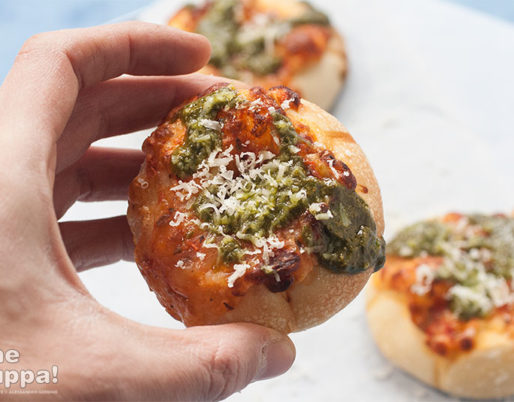 Pizzette con pesto e pecorino. Le ricette da divano