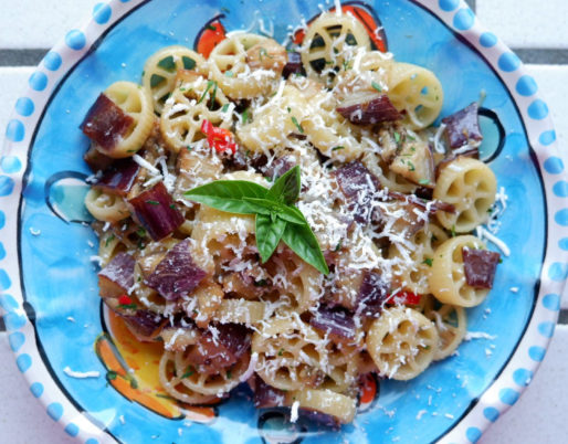 Pasta con melanzane e cacioricotta