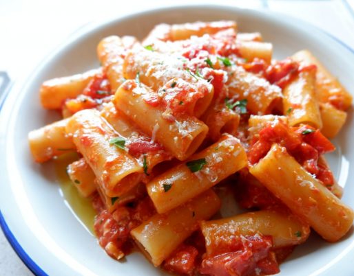 Pasta al sugo di peperoni e ricotta salata - di Alessandro Gerbino