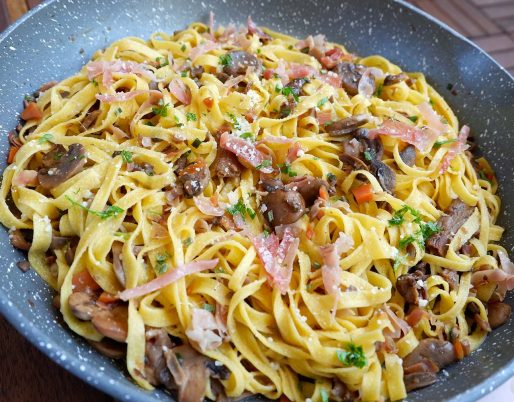 Tagliatelle funghi e speck