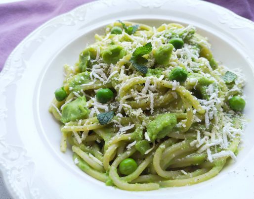 spaghetti con crema di piselli freschi menta e cacioricotta