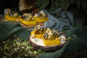 Crostini di polenta con funghi, zucca e nocciole