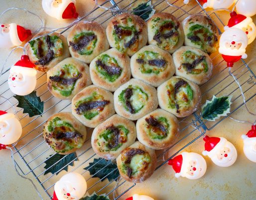 albero di natale di pizzette con broccoli, alici e mozzarella