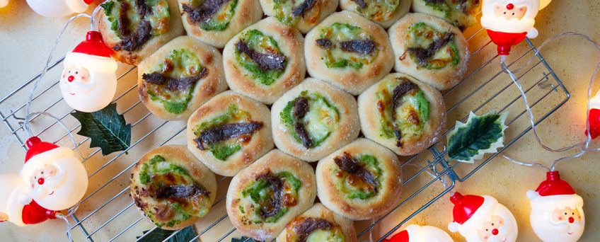 albero di natale di pizzette con broccoli, alici e mozzarella