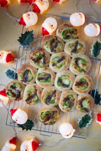 albero di natale di pizzette con broccoli, alici e mozzarella