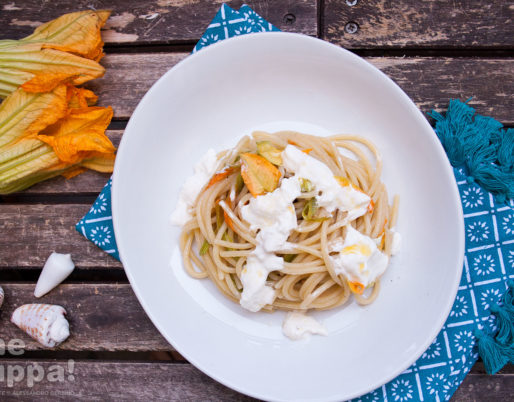 Spaghettoni con alici fiori di zucca e stracciatella