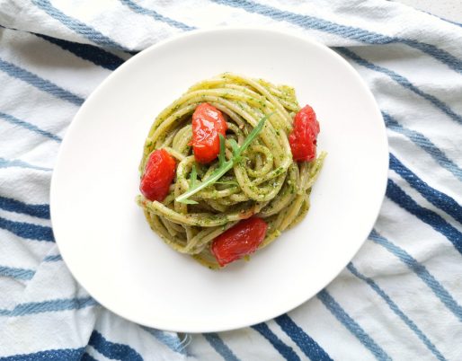 spaghetti al pesto di rucola e pomodorini