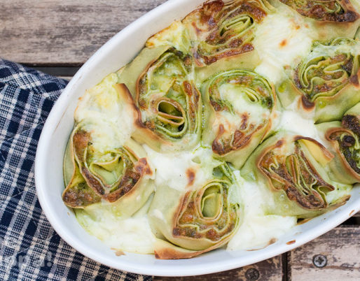 rosette di pasta al forno con pesto di rucola e scamorza