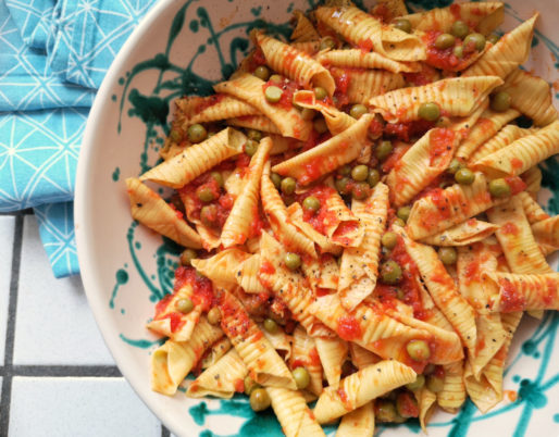 garganelli all'uovo al sugo di piselli freschi