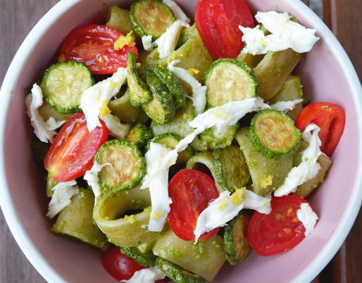 Pasta fredda con pesto zucchine e mozzarella. Insalata di pasta estiva
