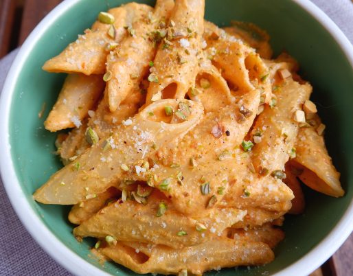 pasta con crema di peperoni feta e pistacchi